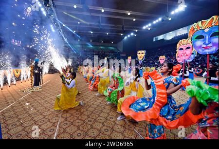 Neu-Delhi, Indien. Januar 2024. NEW DELHI, INDIEN – 18. JANUAR: Schüler treten bei den Excellence in Education Awards 2023 im Thyagraj Stadium am 18. Januar 2024 in New Delhi auf. (Foto: Sanjeev Verma/Hindustan Times/SIPA USA) Credit: SIPA USA/Alamy Live News Stockfoto