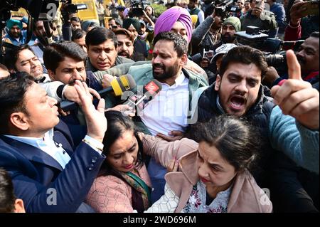 CHANDIGARH, INDIEN – 18. JANUAR: Kongressrat Jasbir Singh Bunty protestierte zusammen mit AAP und Kongressräten vor dem MC Office gegen die Wahl des Bürgermeisters am 18. Januar 2024 in Chandigarh, Indien. Alle Augen waren auf die heutigen Umfragen des Bürgermeisters Chandigarh gerichtet, da dies das Zusammenkommen des Kongresses und der AAM Aadmi Party (AAP) als Koalition des INDIENBLOCKS der Opposition testen würde, Monate vor den Lok Sabha-Umfragen 2024. Die Wahl wurde jedoch aufgrund der „Krankheit“ des nominierten Vorsitzenden Anil Masih auf weitere Befehle verschoben. (Foto: Ravi Kumar/Hindustan Stockfoto