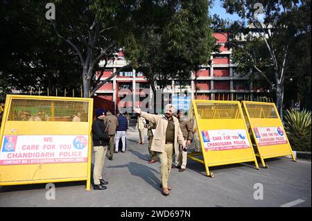 Chandigarh, Indien. Januar 2024. CHANDIGARH, INDIEN – 18. JANUAR: Sicherheitsbeamte vor dem MC Office am 18. Januar 2024 in Chandigarh, Indien. Alle Augen waren auf die heutigen Umfragen des Bürgermeisters Chandigarh gerichtet, da dies das Zusammenkommen des Kongresses und der AAM Aadmi Party (AAP) als Koalition des INDIENBLOCKS der Opposition testen würde, Monate vor den Lok Sabha-Umfragen 2024. Die Wahl wurde jedoch aufgrund der „Krankheit“ des nominierten Vorsitzenden Anil Masih auf weitere Befehle verschoben. (Foto: Ravi Kumar/Hindustan Times/SIPA USA) Credit: SIPA USA/Alamy Live News Stockfoto