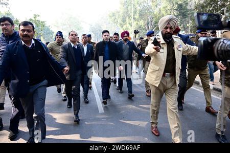 CHANDIGARH, INDIEN – 18. JANUAR: AAP Rajya Sabha Abgeordneter Raghav Chadha vor dem MC Office am 18. Januar 2024 in Chandigarh, Indien. Alle Augen waren auf die heutigen Umfragen des Bürgermeisters Chandigarh gerichtet, da dies das Zusammenkommen des Kongresses und der AAM Aadmi Party (AAP) als Koalition des INDIENBLOCKS der Opposition testen würde, Monate vor den Lok Sabha-Umfragen 2024. Die Wahl wurde jedoch aufgrund der „Krankheit“ des nominierten Vorsitzenden Anil Masih auf weitere Befehle verschoben. (Foto: Ravi Kumar/Hindustan Times/SIPA USA) Stockfoto