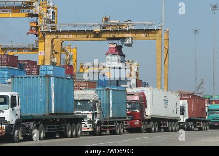 Yangon, Myanmar. Januar 2024. Lkw mit Containern stehen in der Nähe eines Hafens in Yangon, Myanmar, 18. Januar 2024. Myanmar hat mit seinen Exporten in über neun Monaten des Finanzjahres 2023-24 bis März über 10,91 Milliarden US-Dollar verdient, so das Handelsministerium von Myanmar am Mittwoch. Quelle: Myo Kyaw Soe/Xinhua/Alamy Live News Stockfoto