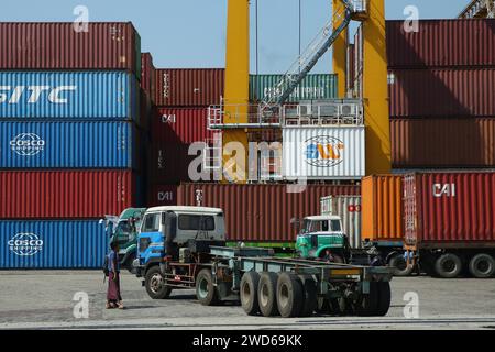 Yangon. Januar 2024. Dieses Foto vom 18. Januar 2024 zeigt einen Blick auf einen Hafen in Yangon, Myanmar. Myanmar hat mit seinen Exporten in über neun Monaten des Finanzjahres 2023-24 bis März über 10,91 Milliarden US-Dollar verdient, so das Handelsministerium von Myanmar am Mittwoch. Quelle: Myo Kyaw Soe/Xinhua/Alamy Live News Stockfoto
