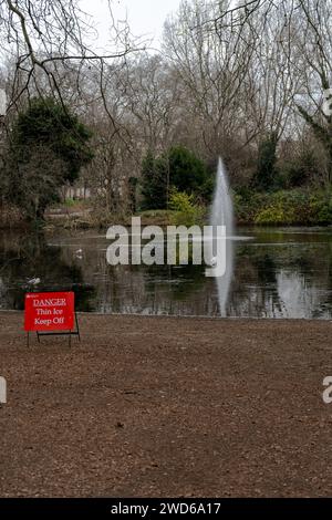 London, Vereinigtes Königreich 17. Januar 2024: Frozen Lake im St James Park mit einem Gefahrenschild und Möwen auf dem Eis. Stockfoto