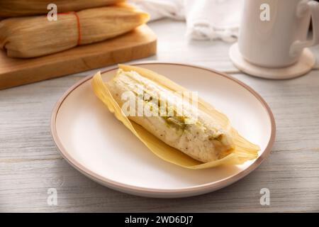 Tamale. Typisch für Mexiko und einige lateinamerikanische Länder. Maisteig in Maisblätter gewickelt. Die Tamales werden gedämpft. Stockfoto