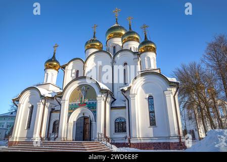 PERESLAVL-ZALESSKY, RUSSLAND - 4. JANUAR 2023: Kathedrale von St. Nikolaus der Wundertäter Nahaufnahme im St. Nikolaus Kloster. Pereslavl-Zalessky Stockfoto