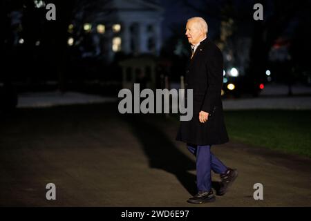 Washington, Usa. Januar 2024. US-Präsident Joe Biden spaziert auf dem Südrasen des Weißen Hauses, nachdem er am Donnerstag, den 18. Januar, in Washington, DC, angekommen ist. 2024. Biden beschimpfte Donald Trump wegen Kommentaren, die die USA als eine scheiternde Nation darstellten, während er seine Agenda in einen republikanisch orientierten Staat steckte, den er bei den Wahlen im November wieder aufnehmen will. Foto: Ting Shen/Pool/ABACAPRESS.COM Credit: Abaca Press/Alamy Live News Stockfoto