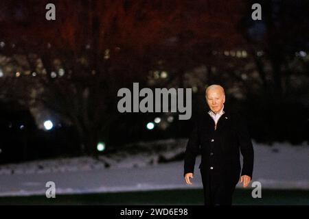 Washington, Usa. Januar 2024. US-Präsident Joe Biden spaziert auf dem Südrasen des Weißen Hauses, nachdem er am Donnerstag, den 18. Januar, in Washington, DC, angekommen ist. 2024. Biden beschimpfte Donald Trump wegen Kommentaren, die die USA als eine scheiternde Nation darstellten, während er seine Agenda in einen republikanisch orientierten Staat steckte, den er bei den Wahlen im November wieder aufnehmen will. Foto: Ting Shen/Pool/ABACAPRESS.COM Credit: Abaca Press/Alamy Live News Stockfoto