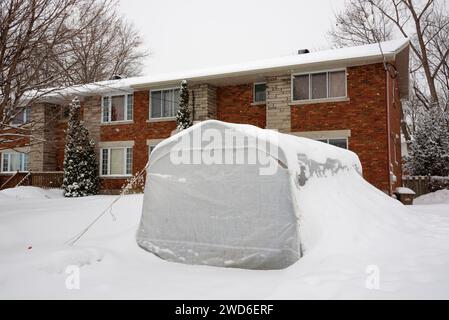 Vorübergehende Winterautounterkunft in der Einfahrt eines Duplex in einer Wohnstraße einer kanadischen Stadt installiert. Stockfoto