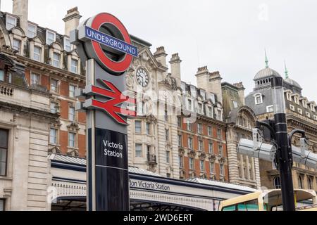 U-Bahn- und Bahnbeschilderung vor dem Victoria Railway Station in Central London, Stockfoto