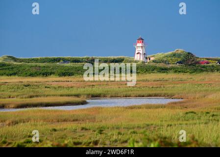 Blick auf den Leuchtturm von Covehead Harbour über die Feuchtgebiete des Stanhope Beach National Park. Prince Edward Island, Kanada. Stockfoto