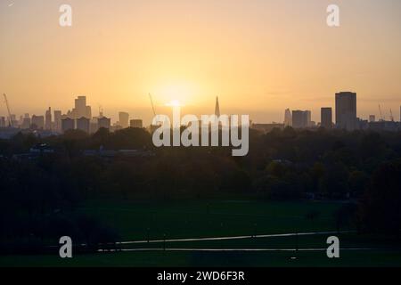 Der Sonnenaufgang über London vom Primrose Hill aus gesehen Stockfoto