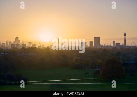 Der Sonnenaufgang über London, von Primrose Hill aus gesehen. Stockfoto