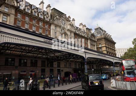 Elegantes Äußere des Victoria Railway Station im Zentrum von London. Die Bushaltestelle befindet sich im Vordergrund. Stockfoto