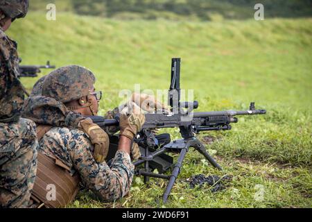 Hawaii, USA. Januar 2024. U.S. Marines mit Marine Wing Support Squadron (MWSS) 174, Marine Aircraft Group 24, 1st Marine Aircraft Wing, Fire M240-B und M2 .50-Kaliber Maschinengewehre auf der Marine Corps Air Station Kaneohe Bay Range, Hawaii, Januar. 16, 2024. Das Training bot den Marines die Möglichkeit, mit MWSS-174 praxisnah zu trainieren und sich mit dem Einsatz von Besatzungswaffen vertraut zu machen. (Foto: Logan Beeney) (Foto: © U.S. Marines/ZUMA Press Wire) NUR REDAKTIONELLE VERWENDUNG! Nicht für kommerzielle ZWECKE! Stockfoto