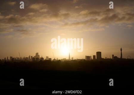 Der Sonnenaufgang über London, von Primrose Hill aus gesehen. Stockfoto