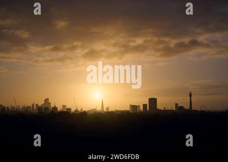 Der Sonnenaufgang über London, von Primrose Hill aus gesehen. Stockfoto