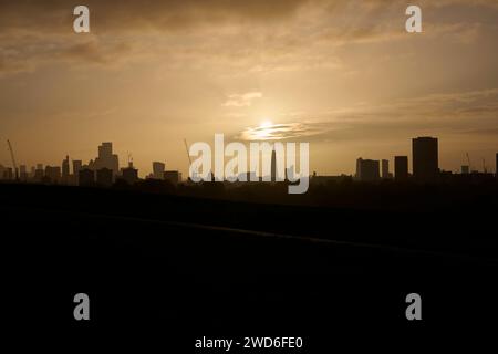 Der Sonnenaufgang über London, von Primrose Hill aus gesehen. Stockfoto
