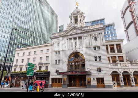 Äußere des Victoria Palace Theatre, London, auf dem eine Statue der Ballerina Anna Pavlova steht. Derzeit wird das Musical Hamilton gezeigt. Stockfoto