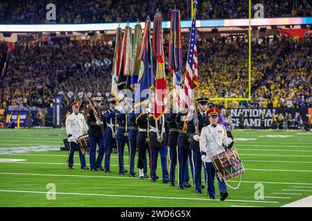 Houston, Texas, USA. Januar 2024. Die Joint Armed Forces Color Guard und Mitglieder der U.S. Army Band präsentieren die Farben vor dem College Football Playoff National Championship Game 2024 zwischen der University of Michigan Wolverines und der University of Washington Huskies in Houston im Januar. 8, 2024. (Kreditbild: © U.S. Navy/ZUMA Press Wire) NUR REDAKTIONELLE VERWENDUNG! Nicht für kommerzielle ZWECKE! Stockfoto