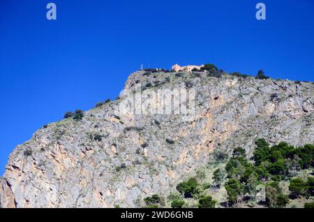 Blick auf den Pellegrino und das Castello Utveggio in Palermo, Italien. Stockfoto