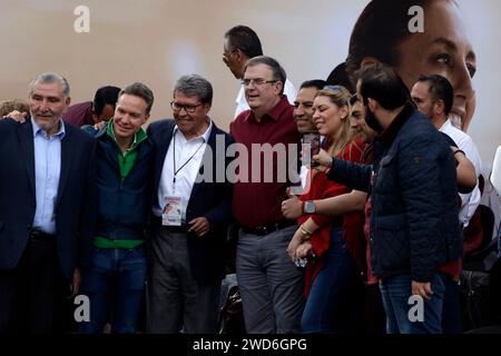 Mexiko-Stadt, Mexiko. Januar 2024. Der ehemalige Außenminister Mexikos, Marcelo Ebrard, der ehemalige Innenminister Adan Augusto Lopez, Senator Manuel Velasco, Senator Ricardo Monreal Avila und Senator Eduardo Ramirez begleiteten den Vorkandidaten für die Präsidentschaft Mexikos für die Koalition „Let's Keep Making History“, Claudia Sheinbaum Pardo, am Ende ihrer Vorkampagne für die einzige Kandidatur für das Präsidentenamt Mexikos für die Movimiento Regeneracion Partei National, Green Party and Labor Party, am Monument der Revolution in Mexiko-Stadt. Am 18. Januar 2024 in Mexi Stockfoto