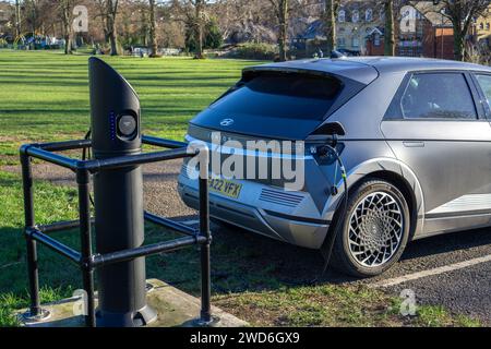 Hyundai Ioniq 5 Elektroauto auf einem Parkplatz Stockfoto