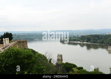 Blick auf die Donau von der Festung Petrovaradin in Novi Sad, Serbien. Stockfoto