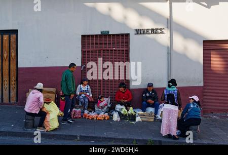 Quito / Ecuador - 14. September 2023: Typische Szene einer Familie von Straßenhändlern, die Obst und Gemüse verkaufen. Stockfoto