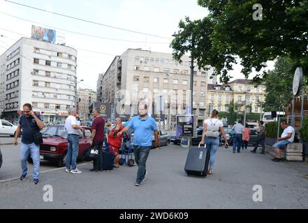 Lebhaftes Karađorđeva vor dem alten Hauptbahnhof in Belgrad, Serbien. Stockfoto