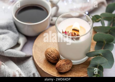 Aromatische Kerze auf dem Tisch. Sojakerzen in einem Glas. Aromatherapie und Entspannung im Spa und zu Hause. Stillleben. Stockfoto