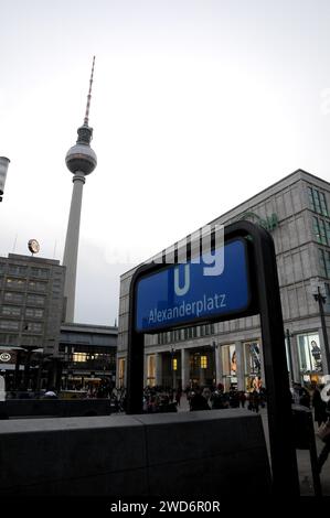 Berlin/Deutschland/ 06 März 2019 /Einheimische und Touristen am Alexandra platz Berlin. (Photo.Francis Joseph Dean/Dean Pictures) Stockfoto