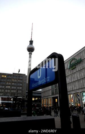 Berlin/Deutschland/ 06 März 2019 /Einheimische und Touristen am Alexandra platz Berlin. (Photo.Francis Joseph Dean/Dean Pictures) Stockfoto