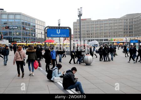 Berlin/Deutschland/ 06 März 2019 /Einheimische und Touristen am Alexandra platz Berlin. (Photo.Francis Joseph Dean/Dean Pictures) Stockfoto