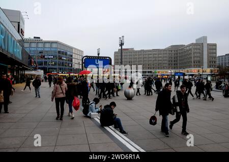 Berlin/Deutschland/ 06 März 2019 /Einheimische und Touristen am Alexandra platz Berlin. (Photo.Francis Joseph Dean/Dean Pictures) Stockfoto