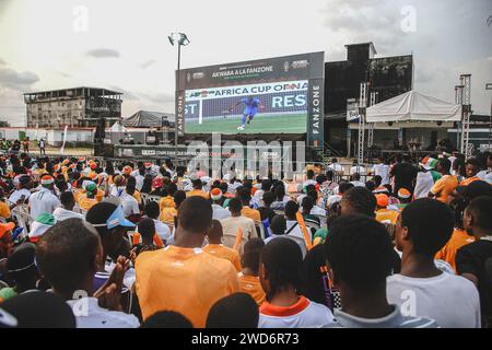 Abidjan, Elfenbeinküste. Januar 2024. Fans sehen sich das Fußballspiel des Afrikapokals (AFCON) zwischen Cote d'Ivoire und Nigeria am 18. Januar 2024 in Abidjan, Cote d'Ivoire, an. Quelle: Yvan Sonh/Xinhua/Alamy Live News Stockfoto