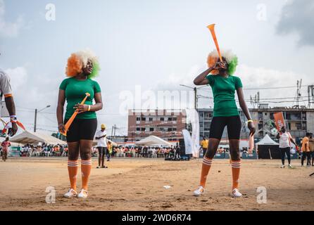 Abidjan, Elfenbeinküste. Januar 2024. Fans jubeln am 18. Januar 2024 für das Fußballspiel des Afrikapokals der Elfenbeinküste (AFCON) zwischen der Elfenbeinküste und Nigeria im Yopougon Sports Complex in Abidjan, Cote d'Ivoire. Quelle: Wang Guansen/Xinhua/Alamy Live News Stockfoto