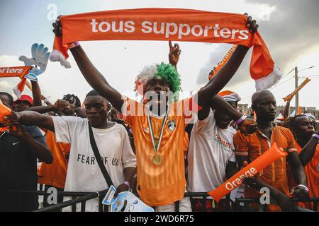 Abidjan, Elfenbeinküste. Januar 2024. Fans jubeln am 18. Januar 2024 für das Fußballspiel des Afrikapokals der Elfenbeinküste (AFCON) zwischen der Elfenbeinküste und Nigeria im Yopougon Sports Complex in Abidjan, Cote d'Ivoire. Quelle: Yvan Sonh/Xinhua/Alamy Live News Stockfoto