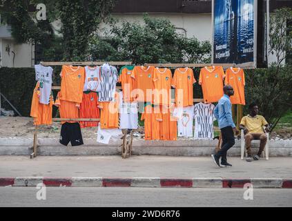 Abidjan, Elfenbeinküste. Januar 2024. Ein Verkäufer verkauft Trikots außerhalb des Yopougon Sports Complex in Abidjan, Cote d'Ivoire, am 18. Januar 2024. Quelle: Wang Guansen/Xinhua/Alamy Live News Stockfoto