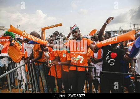 Abidjan, Elfenbeinküste. Januar 2024. Fans jubeln am 18. Januar 2024 für das Fußballspiel des Afrikapokals der Elfenbeinküste (AFCON) zwischen der Elfenbeinküste und Nigeria im Yopougon Sports Complex in Abidjan, Cote d'Ivoire. Quelle: Yvan Sonh/Xinhua/Alamy Live News Stockfoto