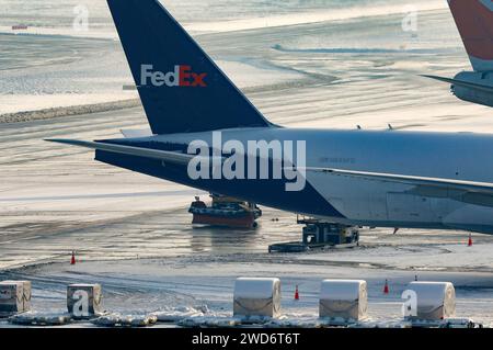 Cargomaschinen FedEx und Magma - nach starkem Schneefall in Köln, wirkt sich das Wetter auch auf den Flugbetrieb Köln/Bonn aus. Der kontinuierliche Winterdienst mit Räumfahrzeugen machen die Taxiways und Lande- und Startbahnen wieder benutzbar. Köln, 18.01.2024 *** Frachtflugzeuge FedEx und Magma nach starkem Schneefall in Köln beeinflusst das Wetter auch den Flugbetrieb Köln Bonn der durchgehende Winterdienst mit Schneeräumungsfahrzeugen macht die Rollbahnen und Landebahnen wieder nutzbar Köln, 18 01 2024 Foto:XR.xSchmiegeltx/xFuturexImagex schnee flughafen 4124 Stockfoto