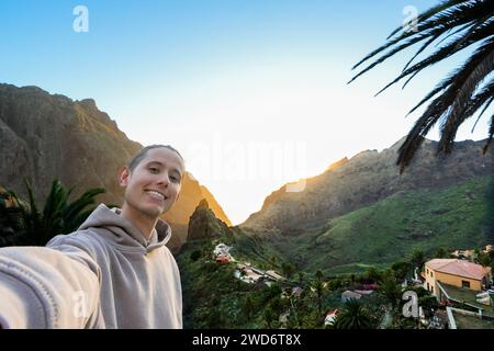 Ein Mann macht ein Selfie vor einem majestätischen Berg im Masca-Tal auf Teneriffa. Stockfoto