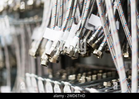 Metallrohre, dünne Rohre, Hintergrundstruktur. Viele graue Ablaufschläuche Stockfoto
