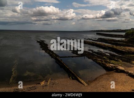 Eine malerische Aussicht auf einen Strand mit einem bewölkten Himmel im Hintergrund Stockfoto