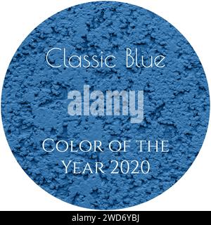 Inschrift in klassischer Blau des Jahres 2020 auf rundem Hintergrund. Textur der verputzten Wand im Hauptfarbtrend Stockfoto