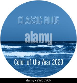 Inschrift in klassischer Blau des Jahres 2020 auf rundem Hintergrund. Meer und Himmel in trendigen Farben Stockfoto