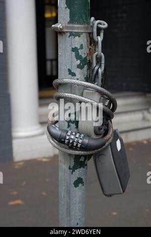 Schlüsselschließfächer an einem Versorgungsmast befestigt unansehnliche Sammlung von Kombinationsschloss Schlüsselkästen für Airbnb Kurzzeitwohnungen in Darlinghurst Stockfoto