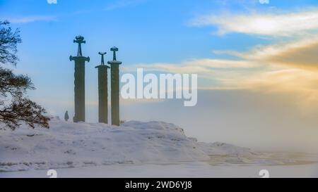 Das Denkmal „Sverd i Stein“ von Fritz Røed zeigt drei wikingerschwerter im Hafrsfjord nahe Stavanger (Rogaland) im Westen Norwegens. Stockfoto