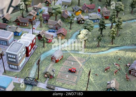Ein detailliertes Miniatur-Spielzeugdorf mit Straßen, Gebäuden und einer charmanten Farm Stockfoto