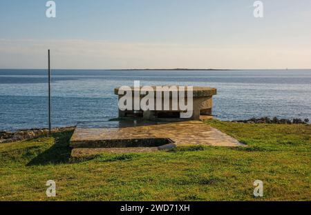 Ein Bunker aus dem Zweiten Weltkrieg an der Küste des Waldparks Kasteja - Park Suma Kasteja - in Medulin, Istrien, Kroatien. Dezember Stockfoto