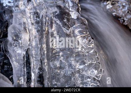 Eine Nahaufnahme von Eiszapfen und einem kleinen Wasserfall, Salt Spring Island, BC Kanada Stockfoto